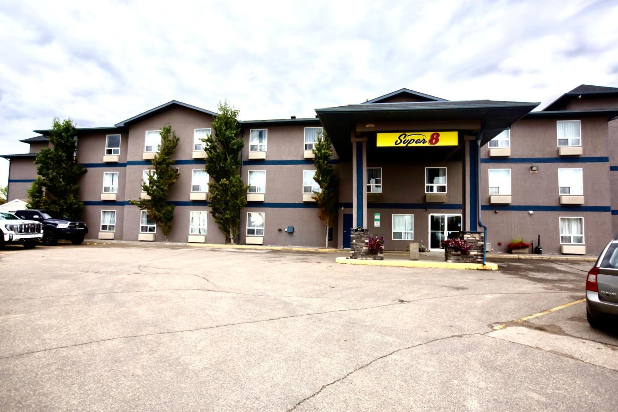 Super 8 By Wyndham Whitecourt Hotel Exterior photo