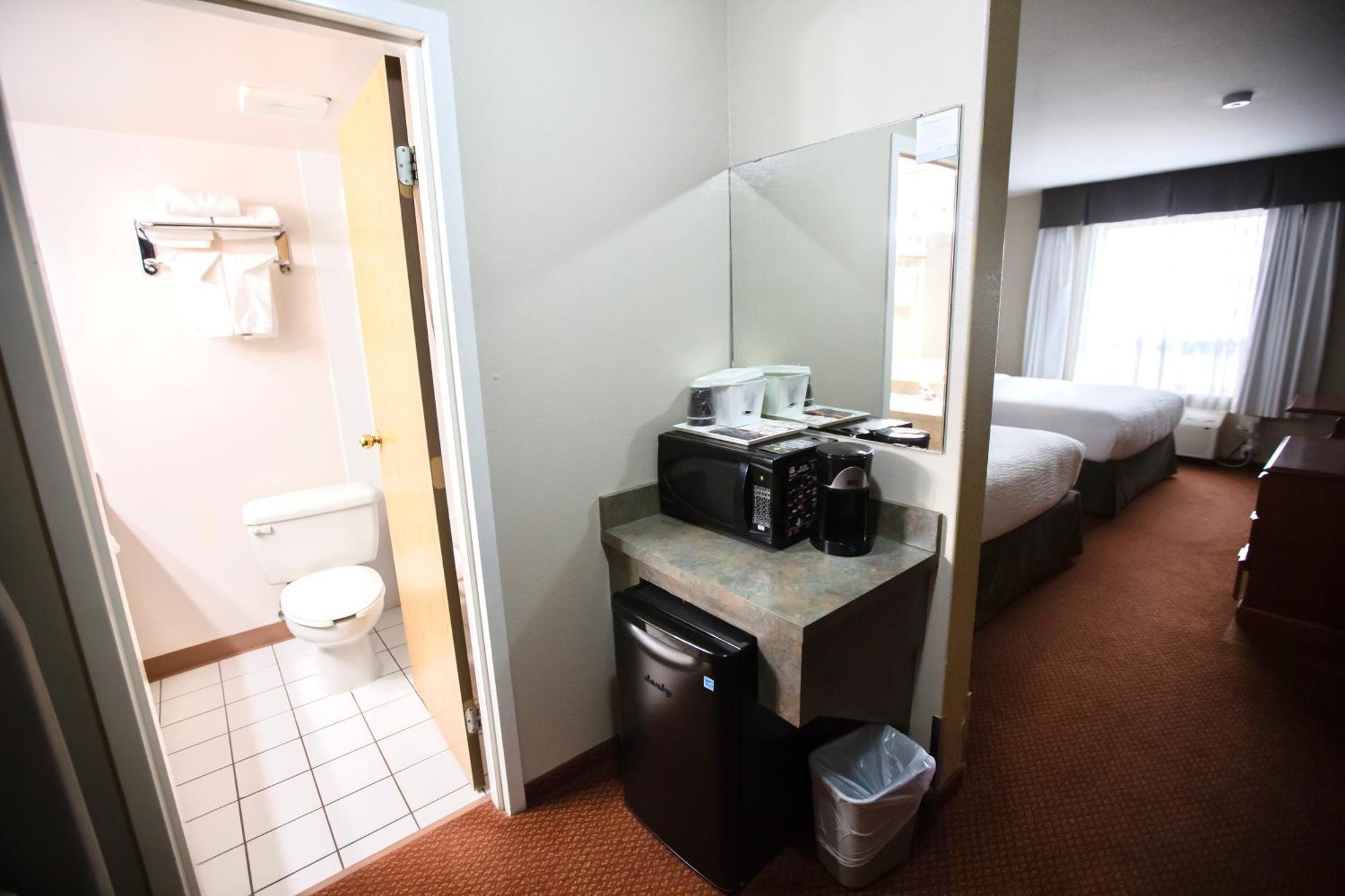 Super 8 By Wyndham Whitecourt Hotel Exterior photo