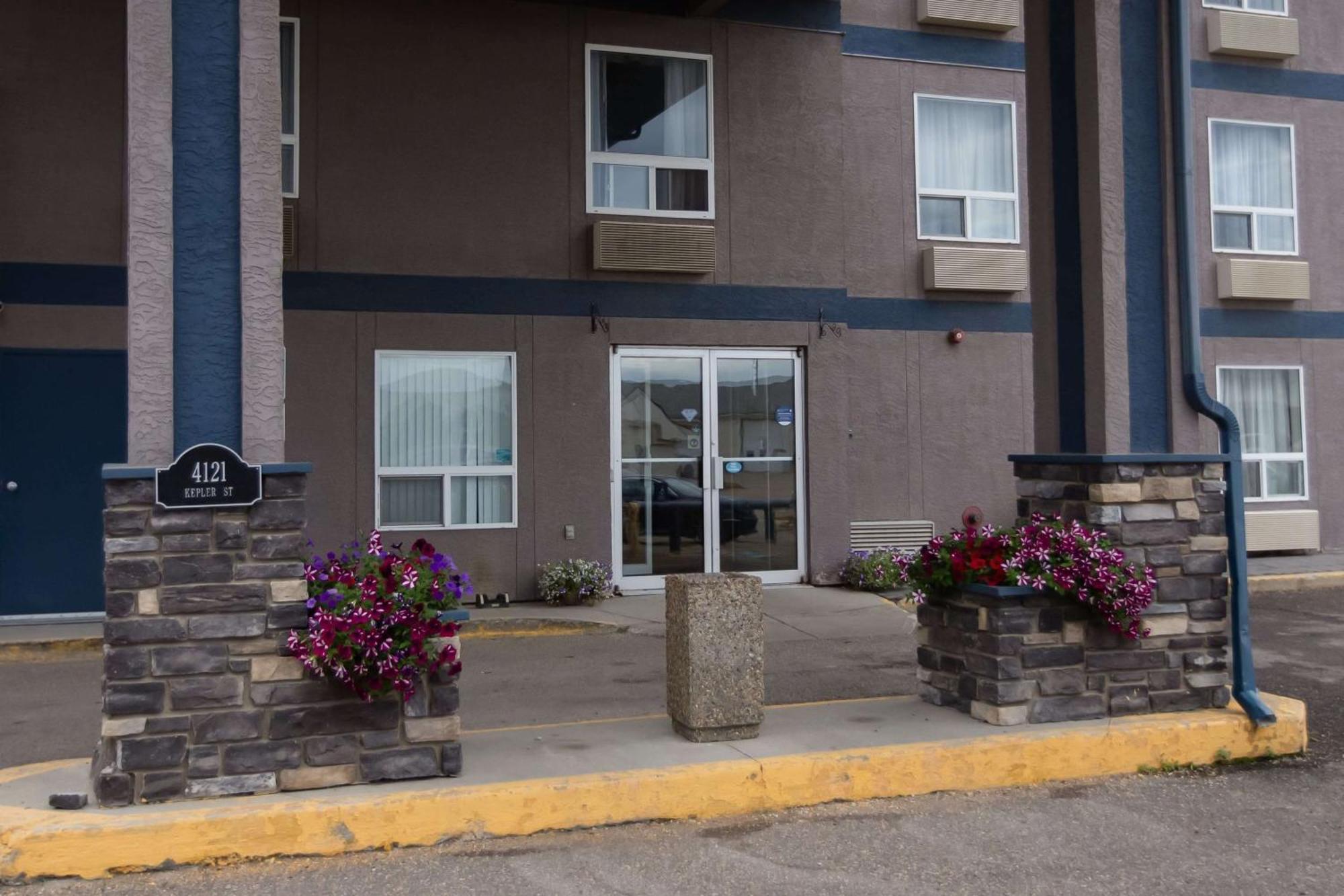 Super 8 By Wyndham Whitecourt Hotel Exterior photo