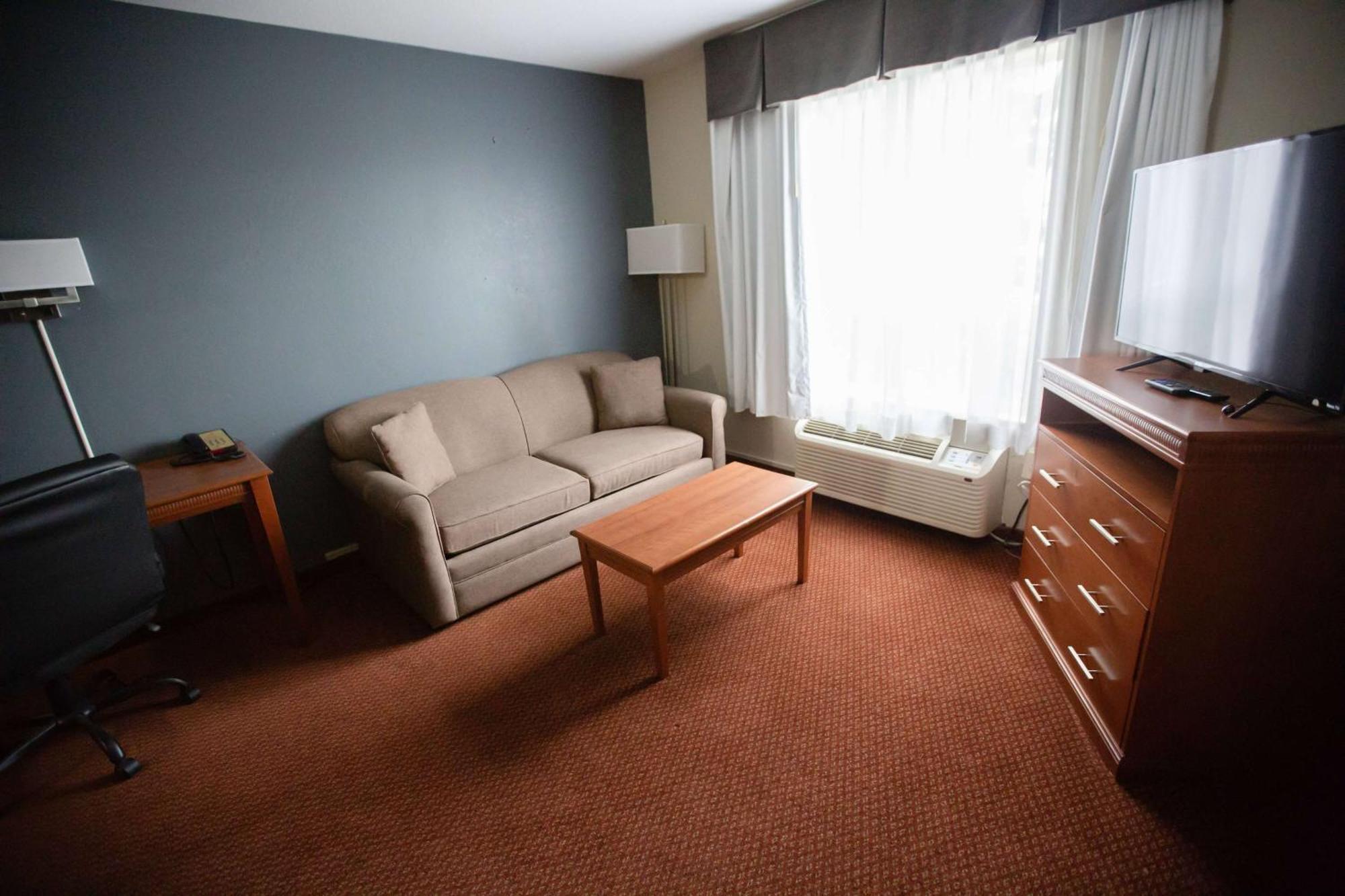 Super 8 By Wyndham Whitecourt Hotel Exterior photo
