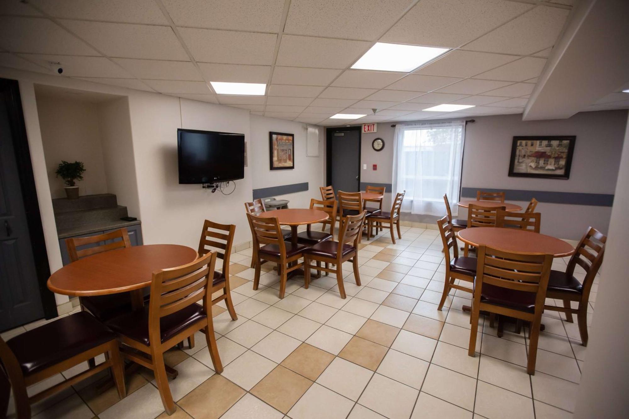 Super 8 By Wyndham Whitecourt Hotel Exterior photo